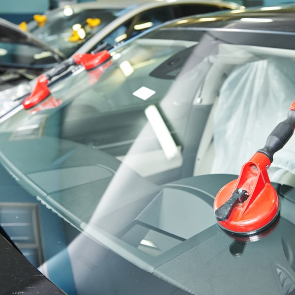 What auto glass service to contact when windshield is damaged 