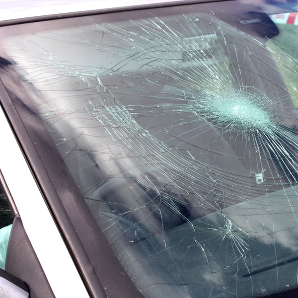 which auto glass replacement company to contact and how much does it cost to fix windshield 